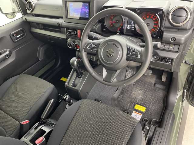 スズキ ジムニー シエラ JC 鹿児島県 2025(令7)年 0.4万km ジャングルグリーン ワンオーナー/社外ディスプレイオーディオ/バックカメラ/前後ドライブレコーダー/衝突軽減ブレーキ/車線逸脱警報/ヒルディセントコントロール/クルーズコントロール/ＥＴＣ/シートヒーター/スマートキー/純正フロアマット/保証書/取扱説明書