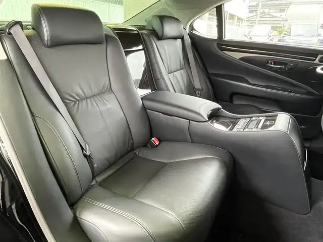 レクサス ＬＳ 600hL エグゼクティブP 和歌山県 2013(平25)年 15.6万km ブラック マークレビンソン/モデリスタエアロ/モデリスタマフラー/サンルーフ/純正メーカーナビ・フルセグTV・CD・DVD/　Bluetooth/バックカメラ/後席フリップダウンモニター/ナイトビュー/ステアリングヒーター/全席シートヒーター/全席シートクーラー/全席パワーシート/電動リア・リアサイドサンシェード/左リア電動オットマン付シート/リアマッサージ機能付シート/パワートランク/ビルトインETC/電子パーキング/レーダークルーズコントロール/LKA/BSM/プッシュスタート/スマートキー/オートライト
