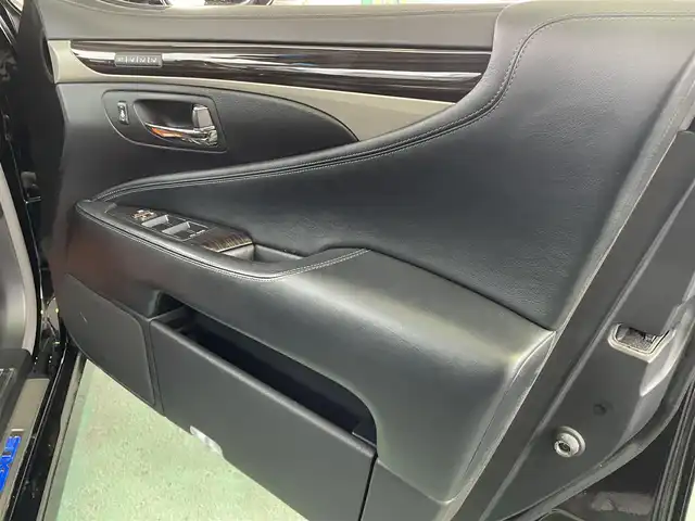 レクサス ＬＳ 600hL エグゼクティブP 和歌山県 2013(平25)年 15.6万km ブラック マークレビンソン/モデリスタエアロ/モデリスタマフラー/サンルーフ/純正メーカーナビ・フルセグTV・CD・DVD/　Bluetooth/バックカメラ/後席フリップダウンモニター/ナイトビュー/ステアリングヒーター/全席シートヒーター/全席シートクーラー/全席パワーシート/電動リア・リアサイドサンシェード/左リア電動オットマン付シート/リアマッサージ機能付シート/パワートランク/ビルトインETC/電子パーキング/レーダークルーズコントロール/LKA/BSM/プッシュスタート/スマートキー/オートライト