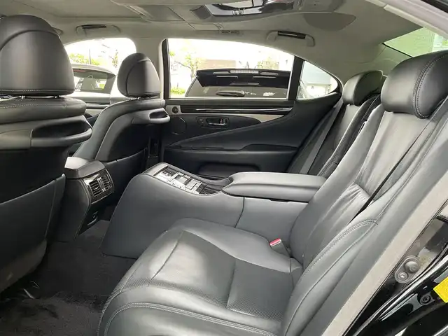 レクサス ＬＳ 600hL エグゼクティブP 和歌山県 2013(平25)年 15.6万km ブラック マークレビンソン/モデリスタエアロ/モデリスタマフラー/サンルーフ/純正メーカーナビ・フルセグTV・CD・DVD/　Bluetooth/バックカメラ/後席フリップダウンモニター/ナイトビュー/ステアリングヒーター/全席シートヒーター/全席シートクーラー/全席パワーシート/電動リア・リアサイドサンシェード/左リア電動オットマン付シート/リアマッサージ機能付シート/パワートランク/ビルトインETC/電子パーキング/レーダークルーズコントロール/LKA/BSM/プッシュスタート/スマートキー/オートライト