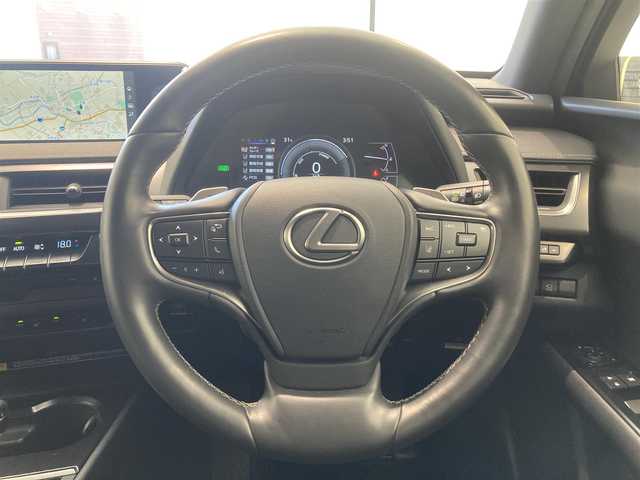レクサス ＵＸ 250h バージョンC 熊本県 2020(令2)年 3.8万km グラファイトブラックガラスフレーク ・ワンオーナー/・スマートキー/・プッシュスタート/・プリクラッシュセーフティ/・パーキングサポートアラート/・ブラインドスポットモニター/・道路標識認識/・先行車発進告知/・オートマチックハイビーム/・クルーズコントロール(追従式)/・レザーシート /・前席パワーシート/・前席シートヒーター /・ハンドルヒーター /・純正メモリナビ/　【BD・Bluetooth・USB・SD・AUX・MSV】/・フルセグTV/・全方位カメラ/・ETC2.0/・パワーバクドア/・LEDヘッドランプ/・LEDフォグランプ/・純正マット