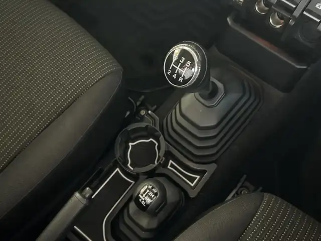 スズキ ジムニー XL 愛知県 2018(平30)年 4.9万km スペリアホワイト /4WD//社外メモリナビ(MDV-Z905W)//社外フルセグTV//AM/FM/CD/DVD/BT/iPod/USB/SD/HDMI//バックカメラ//ETC//社外メーター/社外サウンド(FOCAL)//前後ドライブレコーダー//ヒルディセントコントロール//横滑り防止装置//リヤデフォッガー//光軸調整ダイヤル//電格ミラー//純正ハロゲンライト//フロントフォグランプ//純正16インチアルミホイール//ドアバイザー//シートヒーター(D/N)//背面タイヤ//スマートキー//スペアキー1本//ダブル/サイドエアバッグ//イモビライザー//衝突安全ボディー//取扱説明書//ナビ説明書//保証書