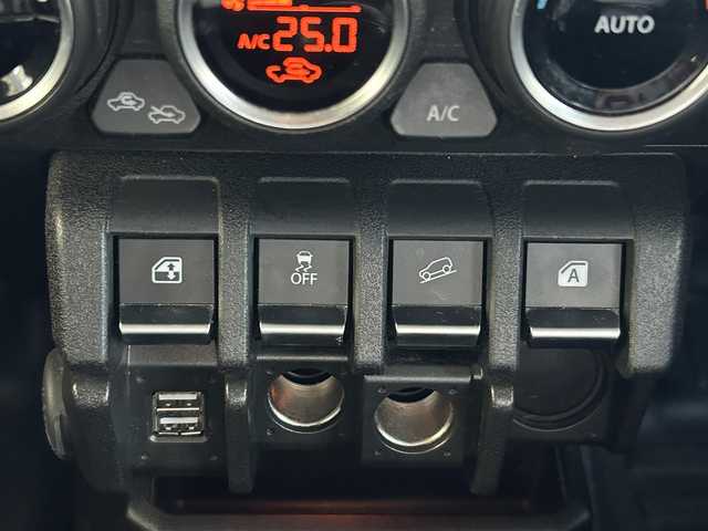 スズキ ジムニー XL 愛知県 2018(平30)年 4.9万km スペリアホワイト /4WD//社外メモリナビ(MDV-Z905W)//社外フルセグTV//AM/FM/CD/DVD/BT/iPod/USB/SD/HDMI//バックカメラ//ETC//社外メーター/社外サウンド(FOCAL)//前後ドライブレコーダー//ヒルディセントコントロール//横滑り防止装置//リヤデフォッガー//光軸調整ダイヤル//電格ミラー//純正ハロゲンライト//フロントフォグランプ//純正16インチアルミホイール//ドアバイザー//シートヒーター(D/N)//背面タイヤ//スマートキー//スペアキー1本//ダブル/サイドエアバッグ//イモビライザー//衝突安全ボディー//取扱説明書//ナビ説明書//保証書