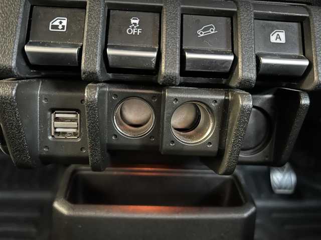 スズキ ジムニー XL 愛知県 2018(平30)年 4.9万km スペリアホワイト /4WD//社外メモリナビ(MDV-Z905W)//社外フルセグTV//AM/FM/CD/DVD/BT/iPod/USB/SD/HDMI//バックカメラ//ETC//社外メーター/社外サウンド(FOCAL)//前後ドライブレコーダー//ヒルディセントコントロール//横滑り防止装置//リヤデフォッガー//光軸調整ダイヤル//電格ミラー//純正ハロゲンライト//フロントフォグランプ//純正16インチアルミホイール//ドアバイザー//シートヒーター(D/N)//背面タイヤ//スマートキー//スペアキー1本//ダブル/サイドエアバッグ//イモビライザー//衝突安全ボディー//取扱説明書//ナビ説明書//保証書