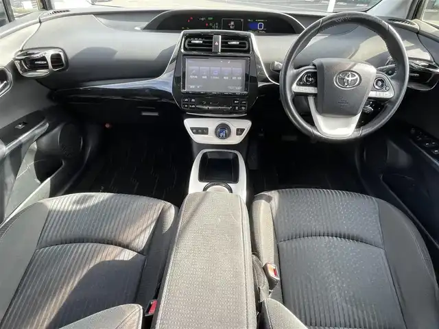 トヨタ プリウス A 岡山県 2016(平28)年 7.8万km アティチュードブラックマイカ 登録時走行距離77325km/ムーンルーフ/モデリスタフルエアロ/純正9インチナビ/フルセグTV(AM/FM/CD/DVD/Bluetooth)/バックカメラ/ビルトインETC/ヘッドアップディスプレイ/トヨタセーフティセンス/・ブラインドスポットモニター/・レーダークルーズコントロール/・アドバンストパーク/・プリクラッシュセーフティ/・オートマチックハイビーム/・レーントレーシングアシスト/純正フロアマット/15インチ純正AW/プッシュスタート/スマートキー×2