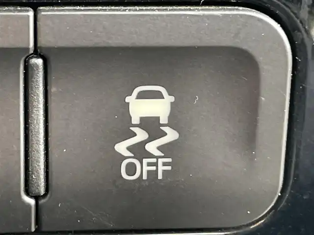 トヨタ プリウス A 岡山県 2016(平28)年 7.8万km アティチュードブラックマイカ 登録時走行距離77325km/ムーンルーフ/モデリスタフルエアロ/純正9インチナビ/フルセグTV(AM/FM/CD/DVD/Bluetooth)/バックカメラ/ビルトインETC/ヘッドアップディスプレイ/トヨタセーフティセンス/・ブラインドスポットモニター/・レーダークルーズコントロール/・アドバンストパーク/・プリクラッシュセーフティ/・オートマチックハイビーム/・レーントレーシングアシスト/純正フロアマット/15インチ純正AW/プッシュスタート/スマートキー×2