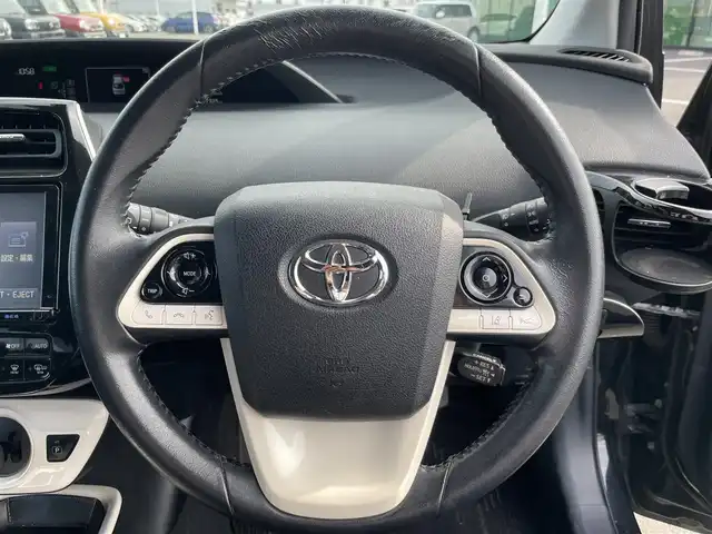 トヨタ プリウス A 岡山県 2016(平28)年 7.8万km アティチュードブラックマイカ 登録時走行距離77325km/ムーンルーフ/モデリスタフルエアロ/純正9インチナビ/フルセグTV(AM/FM/CD/DVD/Bluetooth)/バックカメラ/ビルトインETC/ヘッドアップディスプレイ/トヨタセーフティセンス/・ブラインドスポットモニター/・レーダークルーズコントロール/・アドバンストパーク/・プリクラッシュセーフティ/・オートマチックハイビーム/・レーントレーシングアシスト/純正フロアマット/15インチ純正AW/プッシュスタート/スマートキー×2