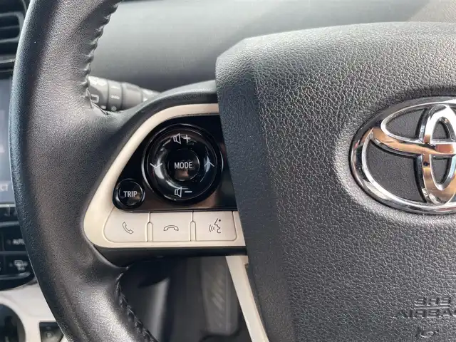 トヨタ プリウス A 岡山県 2016(平28)年 7.8万km アティチュードブラックマイカ 登録時走行距離77325km/ムーンルーフ/モデリスタフルエアロ/純正9インチナビ/フルセグTV(AM/FM/CD/DVD/Bluetooth)/バックカメラ/ビルトインETC/ヘッドアップディスプレイ/トヨタセーフティセンス/・ブラインドスポットモニター/・レーダークルーズコントロール/・アドバンストパーク/・プリクラッシュセーフティ/・オートマチックハイビーム/・レーントレーシングアシスト/純正フロアマット/15インチ純正AW/プッシュスタート/スマートキー×2