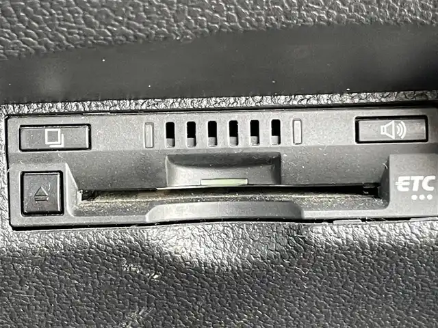 トヨタ プリウス A 岡山県 2016(平28)年 7.8万km アティチュードブラックマイカ 登録時走行距離77325km/ムーンルーフ/モデリスタフルエアロ/純正9インチナビ/フルセグTV(AM/FM/CD/DVD/Bluetooth)/バックカメラ/ビルトインETC/ヘッドアップディスプレイ/トヨタセーフティセンス/・ブラインドスポットモニター/・レーダークルーズコントロール/・アドバンストパーク/・プリクラッシュセーフティ/・オートマチックハイビーム/・レーントレーシングアシスト/純正フロアマット/15インチ純正AW/プッシュスタート/スマートキー×2