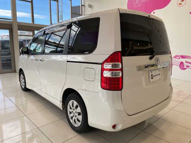 トヨタ ノア X スマートエディション 埼玉県 2011(平23)年 10万km ホワイトパールクリスタルシャイン 純正ナビ/　　CD/ワンセグTV/バックカメラ/両側パワースライドドア/HIDオートライト/ステアリングスイッチ/プッシュスタート/ETC/禁煙車