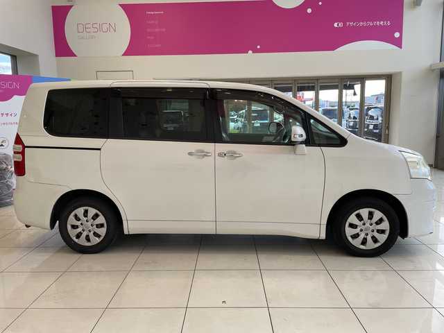 トヨタ ノア X スマートエディション 埼玉県 2011(平23)年 10万km ホワイトパールクリスタルシャイン 純正ナビ/　　CD/ワンセグTV/バックカメラ/両側パワースライドドア/HIDオートライト/ステアリングスイッチ/プッシュスタート/ETC/禁煙車