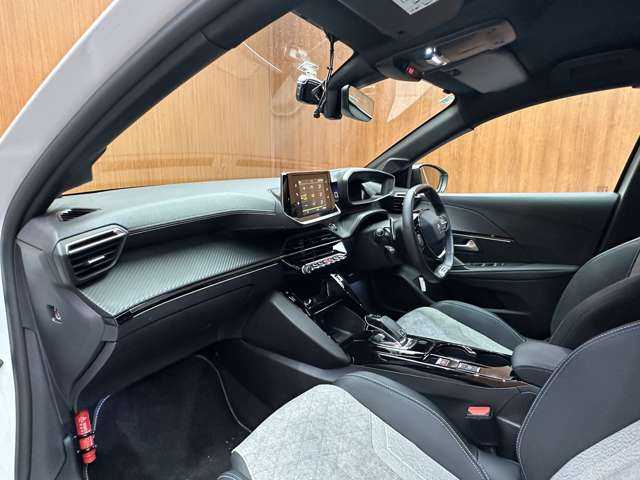 プジョー ２０８ GT ライン 千葉県 2020(令2)年 2.2万km パール ＡＣＣ　/ハーフレザーシート　/ナビ　/Ｂｌｕｅｔｏｏｔｈ接続　/Ｂカメラ　/フルＬＥＤヘッドライト　/インテリジェントハイビーム　/衝突軽減Ｂ　/ブラインドスポット　/レーンキープアシスト　/スマートキー　/ＥＴＣ