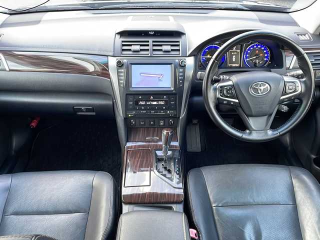 トヨタ カムリ ハイブリット レザーパッケージ 山口県 2014(平26)年 13.9万km アティチュードブラックマイカ 純正ナビ/DVD/BD/CD/SD/MSV/BT/USB/AUX/純正フルセグTV/バックカメラ/黒レザーシート/前席パワーシート/前席シートヒーター/純正HIDヘッドライト/純正フォグランプ/オートライト/社外18インチアルミホイール/革巻きステアリング/ステアリングスイッチ/クルーズコントロール/置くだけ充電/衝突被害軽減ブレーキ/横滑り防止/LKA/BSM/スマートキー/ビルトインETC/ドライブレコーダー/純正フロアマット/純正ドアバイザー/電動格納ウインカードアミラー