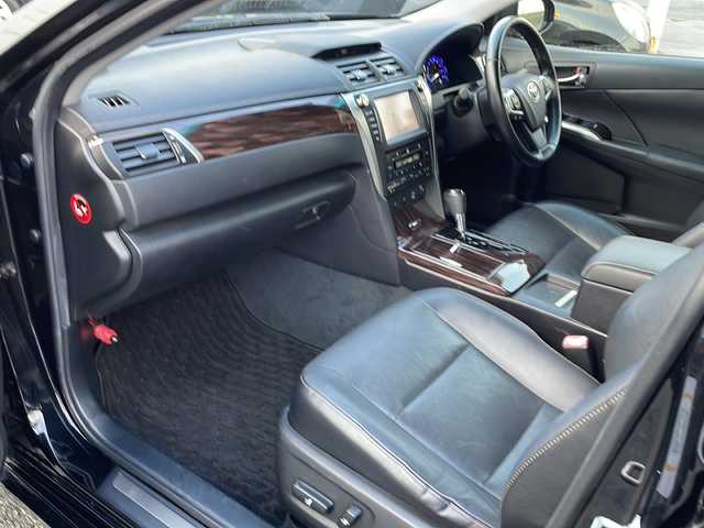 トヨタ カムリ ハイブリット レザーパッケージ 山口県 2014(平26)年 13.9万km アティチュードブラックマイカ 純正ナビ/DVD/BD/CD/SD/MSV/BT/USB/AUX/純正フルセグTV/バックカメラ/黒レザーシート/前席パワーシート/前席シートヒーター/純正HIDヘッドライト/純正フォグランプ/オートライト/社外18インチアルミホイール/革巻きステアリング/ステアリングスイッチ/クルーズコントロール/置くだけ充電/衝突被害軽減ブレーキ/横滑り防止/LKA/BSM/スマートキー/ビルトインETC/ドライブレコーダー/純正フロアマット/純正ドアバイザー/電動格納ウインカードアミラー