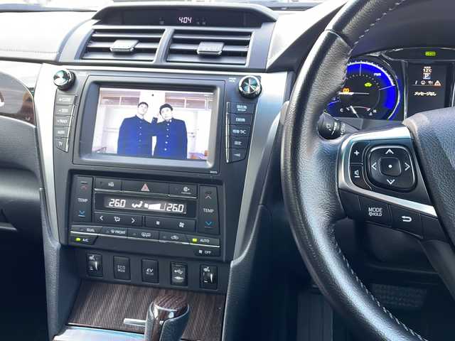 トヨタ カムリ ハイブリット レザーパッケージ 山口県 2014(平26)年 13.9万km アティチュードブラックマイカ 純正ナビ/DVD/BD/CD/SD/MSV/BT/USB/AUX/純正フルセグTV/バックカメラ/黒レザーシート/前席パワーシート/前席シートヒーター/純正HIDヘッドライト/純正フォグランプ/オートライト/社外18インチアルミホイール/革巻きステアリング/ステアリングスイッチ/クルーズコントロール/置くだけ充電/衝突被害軽減ブレーキ/横滑り防止/LKA/BSM/スマートキー/ビルトインETC/ドライブレコーダー/純正フロアマット/純正ドアバイザー/電動格納ウインカードアミラー