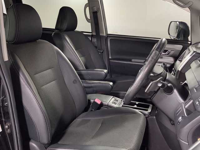 トヨタ ヴォクシー ZS 煌Ⅲ 沖縄県 2013(平25)年 10.8万km ブラック 純正ナビ　（NSZT-W62G）/（フルセグＴＶ　Ｂｌｕｅｔｏｏｔｈ接続　ＣＤ　ＤＶＤ再生）　/両側パワースライドドア/純正後席モニター　/ドライブレコーダー　/バックカメラ　/ステアリングリモコン　/パドルシフト　/ＥＴＣ　/ハーフレザーシート　/純正アルミホイール/純正フロアマット/オートライト/電格ミラー/ドアバイザー