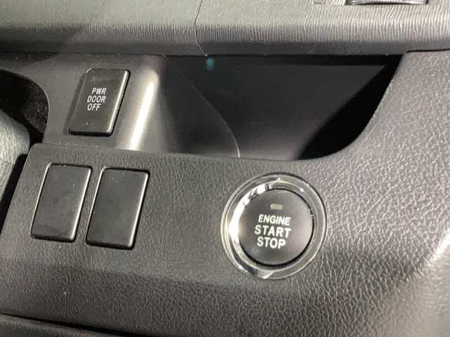 トヨタ ヴォクシー ZS 煌Ⅲ 沖縄県 2013(平25)年 10.8万km ブラック 純正ナビ　（NSZT-W62G）/（フルセグＴＶ　Ｂｌｕｅｔｏｏｔｈ接続　ＣＤ　ＤＶＤ再生）　/両側パワースライドドア/純正後席モニター　/ドライブレコーダー　/バックカメラ　/ステアリングリモコン　/パドルシフト　/ＥＴＣ　/ハーフレザーシート　/純正アルミホイール/純正フロアマット/オートライト/電格ミラー/ドアバイザー