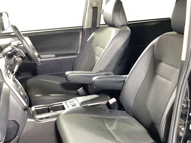 トヨタ ヴォクシー ZS 煌Ⅲ 沖縄県 2013(平25)年 10.8万km ブラック 純正ナビ　（NSZT-W62G）/（フルセグＴＶ　Ｂｌｕｅｔｏｏｔｈ接続　ＣＤ　ＤＶＤ再生）　/両側パワースライドドア/純正後席モニター　/ドライブレコーダー　/バックカメラ　/ステアリングリモコン　/パドルシフト　/ＥＴＣ　/ハーフレザーシート　/純正アルミホイール/純正フロアマット/オートライト/電格ミラー/ドアバイザー
