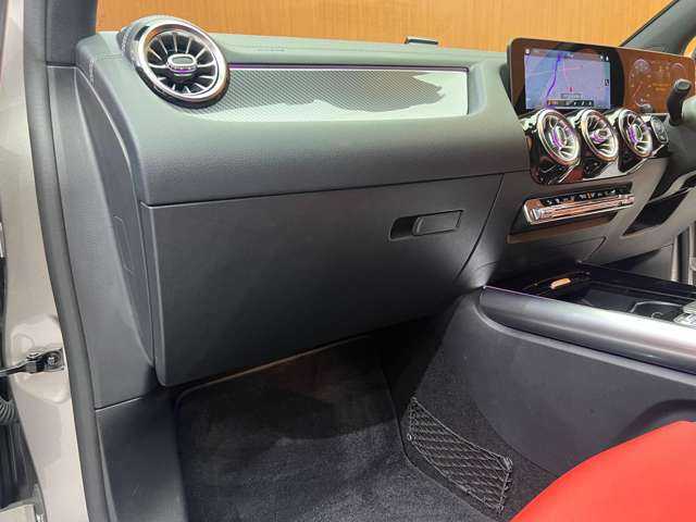 メルセデス・ベンツ Ｂ２００ｄ AMGライン 千葉県 2019(令1)年 2万km モハーベシルバー ＡＭＧレザーエクスクルーシブＰＫＧ　/パノラマＳＲ　/赤黒革シート　/ＡＣＣ　/ナビ　/ＴＶ　/Ｂｌｕｅｔｏｏｔｈ接続　/３６０°電動シート　/シートＨ　/電動リアゲート　/アンビエントライト　/衝突軽減Ｂ　/ＢＳＭ　/ＬＫＡ