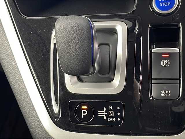 日産 セレナ e－パワー ハイウェイスター V 埼玉県 2018(平30)年 7.6万km ブリリアントホワイトパール 2トーン 純正９インチナビ　/アラウンドビューモニター　/純正フリップダウンモニター　/プロパイロット　/デジタルインナーミラー　　/パーキングサポート　/防水シート　/フルセグＴＶ　/ハンドルヒーター　/Ｂｌｕｅｔｏｏｔｈ
