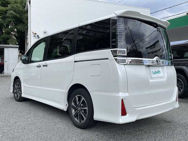 トヨタ ヴォクシー ZS 煌 大阪府 2018(平30)年 3.8万km ホワイトパールクリスタルシャイン ワンオーナー/純正メモリナビ/・DVD/CD/FM/AM/Bluetooth/・フルセグテレビ/ETC/バックカメラ/衝突軽減ブレーキ/レーンキープアシスト/クルーズコントロール/盗難防止装置/革巻きステアリング/ステアリングリモコン/両側パワースライドドア/LEDヘッドライト/オートライト/オートエアコン/スマートキー×1/プッシュスタート/12V電源/USBジャック/純正16インチアルミホイール/取扱説明書/ナビ取扱説明書/保証書