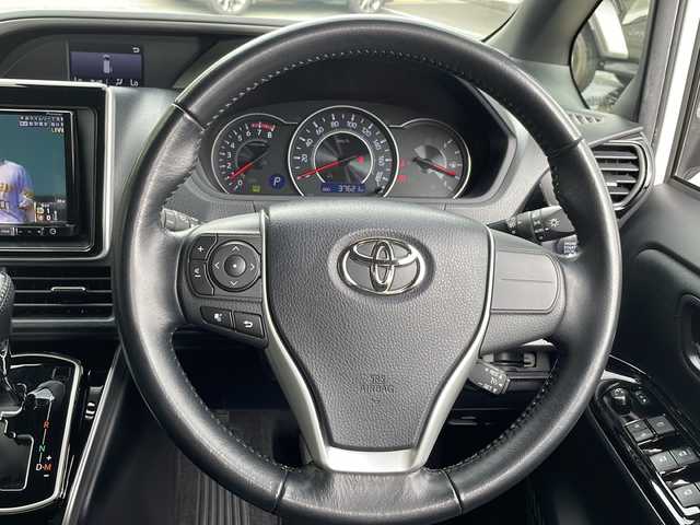 トヨタ ヴォクシー ZS 煌 大阪府 2018(平30)年 3.8万km ホワイトパールクリスタルシャイン ワンオーナー/純正メモリナビ/・DVD/CD/FM/AM/Bluetooth/・フルセグテレビ/ETC/バックカメラ/衝突軽減ブレーキ/レーンキープアシスト/クルーズコントロール/盗難防止装置/革巻きステアリング/ステアリングリモコン/両側パワースライドドア/LEDヘッドライト/オートライト/オートエアコン/スマートキー×1/プッシュスタート/12V電源/USBジャック/純正16インチアルミホイール/取扱説明書/ナビ取扱説明書/保証書