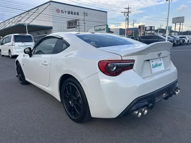 トヨタ ８６ GT 岡山県 2020(令2)年 7.5万km クリスタルホワイトパール 登録時走行距離74150km/TRDマフラー/社外ナビ/フルセグTV(AM.FM.CD.DVD.TV.BT)/エアロ（フロント・リア）/バックカメラ/ETC/ドライブレコーダー/衝突軽減ブレーキ/クルーズコントロール/横滑り防止装置/オートライト/17インチ社外AW（ホットスタッフ/GSPEED）/純正フロアマット/プッシュスタート