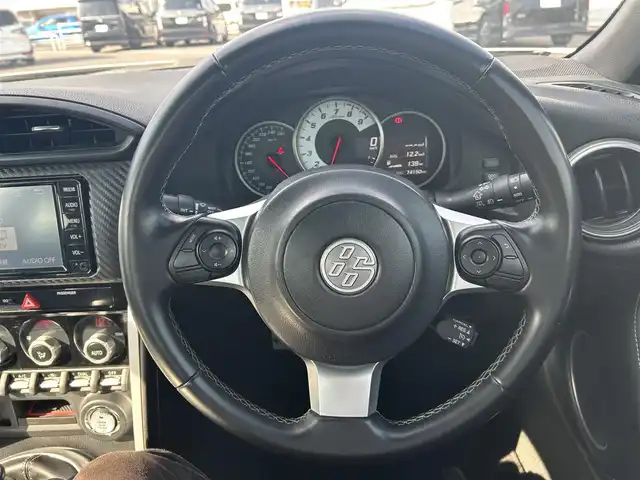 トヨタ ８６ GT 岡山県 2020(令2)年 7.5万km クリスタルホワイトパール 登録時走行距離74150km/TRDマフラー/社外ナビ/フルセグTV(AM.FM.CD.DVD.TV.BT)/エアロ（フロント・リア）/バックカメラ/ETC/ドライブレコーダー/衝突軽減ブレーキ/クルーズコントロール/横滑り防止装置/オートライト/17インチ社外AW（ホットスタッフ/GSPEED）/純正フロアマット/プッシュスタート
