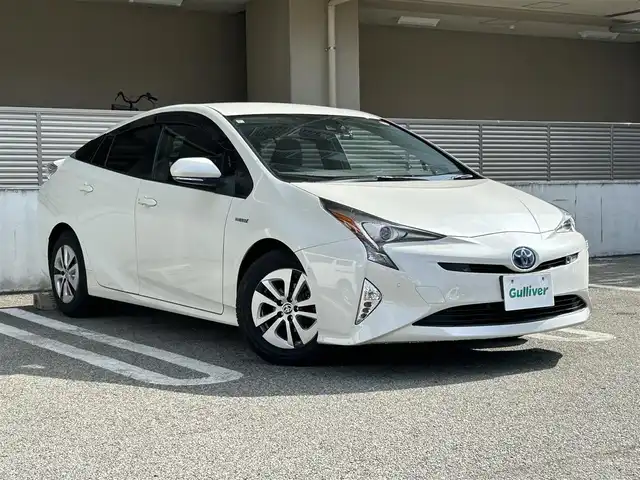 トヨタ プリウス A 大阪府 2016(平28)年 8.6万km ホワイトパールクリスタルシャイン ヘッドアップディスプレイ/ブラインドスポットモニター/バックカメラ/ALPINE9インチナビ(フルセグTV/CD/DVD/BT)/Toyota Safety SenseP/・プリクラッシュセーフティシステム/・レーンディパーチャーアラート/・オートマチックハイビーム/・レーダークルーズコントロール(追従走行あり)/クリアランスソナー/横滑り防止機能/オートワイパー/ドライブレコーダー(前後)/ETC/スペアキー1本/純正フロアマット/純正アルミホイール/取扱説明書/保証書