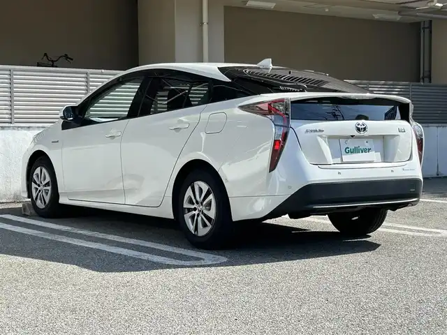 トヨタ プリウス A 大阪府 2016(平28)年 8.6万km ホワイトパールクリスタルシャイン ヘッドアップディスプレイ/ブラインドスポットモニター/バックカメラ/ALPINE9インチナビ(フルセグTV/CD/DVD/BT)/Toyota Safety SenseP/・プリクラッシュセーフティシステム/・レーンディパーチャーアラート/・オートマチックハイビーム/・レーダークルーズコントロール(追従走行あり)/クリアランスソナー/横滑り防止機能/オートワイパー/ドライブレコーダー(前後)/ETC/スペアキー1本/純正フロアマット/純正アルミホイール/取扱説明書/保証書