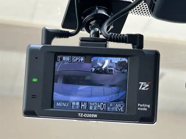 トヨタ プリウス A 大阪府 2016(平28)年 8.6万km ホワイトパールクリスタルシャイン ヘッドアップディスプレイ/ブラインドスポットモニター/バックカメラ/ALPINE9インチナビ(フルセグTV/CD/DVD/BT)/Toyota Safety SenseP/・プリクラッシュセーフティシステム/・レーンディパーチャーアラート/・オートマチックハイビーム/・レーダークルーズコントロール(追従走行あり)/クリアランスソナー/横滑り防止機能/オートワイパー/ドライブレコーダー(前後)/ETC/スペアキー1本/純正フロアマット/純正アルミホイール/取扱説明書/保証書