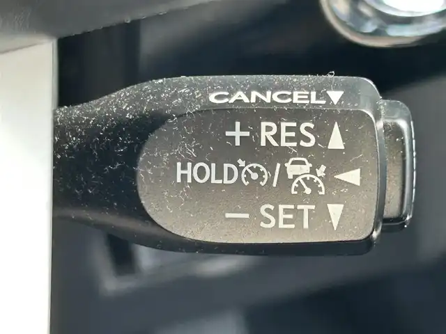 トヨタ プリウス A 大阪府 2016(平28)年 8.6万km ホワイトパールクリスタルシャイン ヘッドアップディスプレイ/ブラインドスポットモニター/バックカメラ/ALPINE9インチナビ(フルセグTV/CD/DVD/BT)/Toyota Safety SenseP/・プリクラッシュセーフティシステム/・レーンディパーチャーアラート/・オートマチックハイビーム/・レーダークルーズコントロール(追従走行あり)/クリアランスソナー/横滑り防止機能/オートワイパー/ドライブレコーダー(前後)/ETC/スペアキー1本/純正フロアマット/純正アルミホイール/取扱説明書/保証書