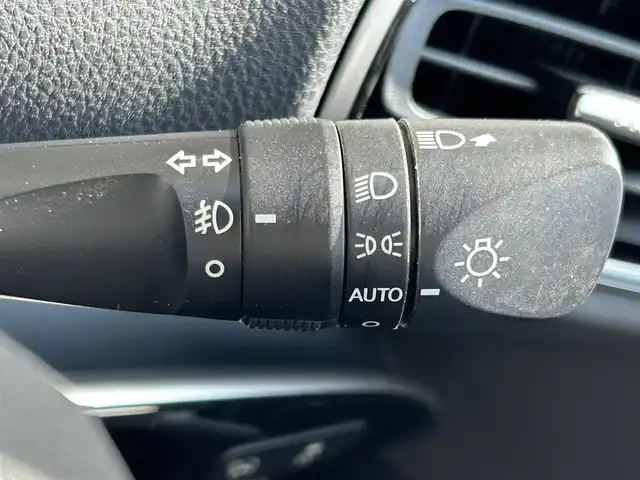 トヨタ プリウス A 大阪府 2016(平28)年 8.6万km ホワイトパールクリスタルシャイン ヘッドアップディスプレイ/ブラインドスポットモニター/バックカメラ/ALPINE9インチナビ(フルセグTV/CD/DVD/BT)/Toyota Safety SenseP/・プリクラッシュセーフティシステム/・レーンディパーチャーアラート/・オートマチックハイビーム/・レーダークルーズコントロール(追従走行あり)/クリアランスソナー/横滑り防止機能/オートワイパー/ドライブレコーダー(前後)/ETC/スペアキー1本/純正フロアマット/純正アルミホイール/取扱説明書/保証書