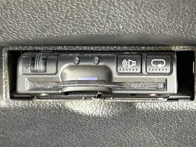 トヨタ プリウス A 大阪府 2016(平28)年 8.6万km ホワイトパールクリスタルシャイン ヘッドアップディスプレイ/ブラインドスポットモニター/バックカメラ/ALPINE9インチナビ(フルセグTV/CD/DVD/BT)/Toyota Safety SenseP/・プリクラッシュセーフティシステム/・レーンディパーチャーアラート/・オートマチックハイビーム/・レーダークルーズコントロール(追従走行あり)/クリアランスソナー/横滑り防止機能/オートワイパー/ドライブレコーダー(前後)/ETC/スペアキー1本/純正フロアマット/純正アルミホイール/取扱説明書/保証書