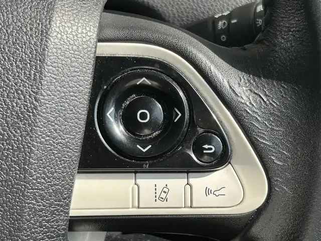 トヨタ プリウス A 大阪府 2016(平28)年 8.6万km ホワイトパールクリスタルシャイン ヘッドアップディスプレイ/ブラインドスポットモニター/バックカメラ/ALPINE9インチナビ(フルセグTV/CD/DVD/BT)/Toyota Safety SenseP/・プリクラッシュセーフティシステム/・レーンディパーチャーアラート/・オートマチックハイビーム/・レーダークルーズコントロール(追従走行あり)/クリアランスソナー/横滑り防止機能/オートワイパー/ドライブレコーダー(前後)/ETC/スペアキー1本/純正フロアマット/純正アルミホイール/取扱説明書/保証書