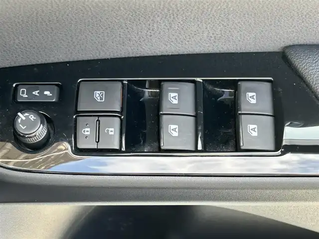 トヨタ プリウス A 大阪府 2016(平28)年 8.6万km ホワイトパールクリスタルシャイン ヘッドアップディスプレイ/ブラインドスポットモニター/バックカメラ/ALPINE9インチナビ(フルセグTV/CD/DVD/BT)/Toyota Safety SenseP/・プリクラッシュセーフティシステム/・レーンディパーチャーアラート/・オートマチックハイビーム/・レーダークルーズコントロール(追従走行あり)/クリアランスソナー/横滑り防止機能/オートワイパー/ドライブレコーダー(前後)/ETC/スペアキー1本/純正フロアマット/純正アルミホイール/取扱説明書/保証書