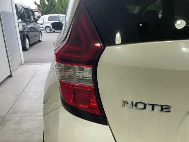 日産 ノート e－パワー X 和歌山県 2018(平30)年 7.2万km パール (株)IDOMが運営する【じしゃロン和歌山店】の自社ローン専用車両になります。こちらは現金またはオートローンご利用時の価格です。自社ローンご希望の方は別途その旨お申付け下さい/デジタルインナーミラー/ｅパワー/ＥＴＣ/純正アルミホイール/全方位カメラ/前後コーナーセンサー/パーキングアシスト/ウィンカーミラー/ＤＶＤ/ＳＤナビ/純正フロアマット