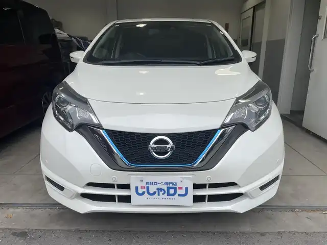 日産 ノート e－パワー X 和歌山県 2018(平30)年 7.2万km パール (株)IDOMが運営する【じしゃロン和歌山店】の自社ローン専用車両になります。こちらは現金またはオートローンご利用時の価格です。自社ローンご希望の方は別途その旨お申付け下さい/デジタルインナーミラー/ｅパワー/ＥＴＣ/純正アルミホイール/全方位カメラ/前後コーナーセンサー/パーキングアシスト/ウィンカーミラー/ＤＶＤ/ＳＤナビ/純正フロアマット