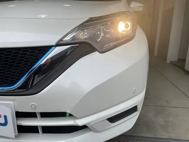 日産 ノート e－パワー X 和歌山県 2018(平30)年 7.2万km パール (株)IDOMが運営する【じしゃロン和歌山店】の自社ローン専用車両になります。こちらは現金またはオートローンご利用時の価格です。自社ローンご希望の方は別途その旨お申付け下さい/デジタルインナーミラー/ｅパワー/ＥＴＣ/純正アルミホイール/全方位カメラ/前後コーナーセンサー/パーキングアシスト/ウィンカーミラー/ＤＶＤ/ＳＤナビ/純正フロアマット