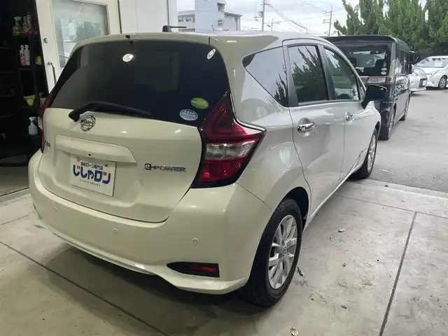 日産 ノート e－パワー X 和歌山県 2018(平30)年 7.2万km パール (株)IDOMが運営する【じしゃロン和歌山店】の自社ローン専用車両になります。こちらは現金またはオートローンご利用時の価格です。自社ローンご希望の方は別途その旨お申付け下さい/デジタルインナーミラー/ｅパワー/ＥＴＣ/純正アルミホイール/全方位カメラ/前後コーナーセンサー/パーキングアシスト/ウィンカーミラー/ＤＶＤ/ＳＤナビ/純正フロアマット
