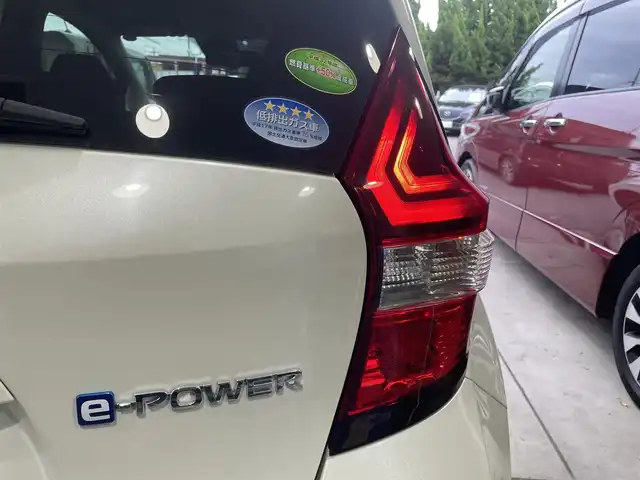 日産 ノート e－パワー X 和歌山県 2018(平30)年 7.2万km パール (株)IDOMが運営する【じしゃロン和歌山店】の自社ローン専用車両になります。こちらは現金またはオートローンご利用時の価格です。自社ローンご希望の方は別途その旨お申付け下さい/デジタルインナーミラー/ｅパワー/ＥＴＣ/純正アルミホイール/全方位カメラ/前後コーナーセンサー/パーキングアシスト/ウィンカーミラー/ＤＶＤ/ＳＤナビ/純正フロアマット