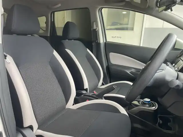 日産 ノート e－パワー X 和歌山県 2018(平30)年 7.2万km パール (株)IDOMが運営する【じしゃロン和歌山店】の自社ローン専用車両になります。こちらは現金またはオートローンご利用時の価格です。自社ローンご希望の方は別途その旨お申付け下さい/デジタルインナーミラー/ｅパワー/ＥＴＣ/純正アルミホイール/全方位カメラ/前後コーナーセンサー/パーキングアシスト/ウィンカーミラー/ＤＶＤ/ＳＤナビ/純正フロアマット