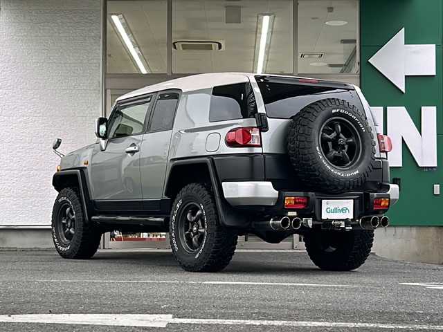 トヨタ ＦＪクルーザー 愛知県 2011(平23)年 6.1万km グレーメタリック/ホワイト 禁煙車/１オーナー/４WD/ヒッチメンバー/GANADORマフラー/RAGUNAホイール/Westinサイドステップ/社外ナビ/ワンセグ/バックカメラ/後方コーナーセンサー/クリアランスソナー/ステアリングリモコン/USB入力端子/フォグ/ドアバイザー/背面タイヤ/ETC/スペアキー/取説/保証書