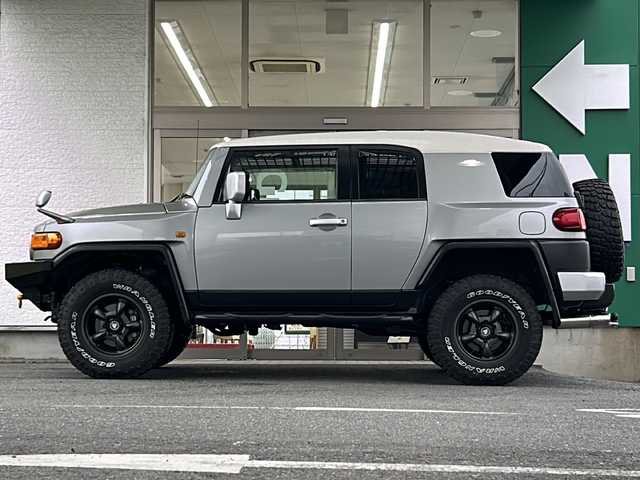 トヨタ ＦＪクルーザー 愛知県 2011(平23)年 6.1万km グレーメタリック/ホワイト 禁煙車/１オーナー/４WD/ヒッチメンバー/GANADORマフラー/RAGUNAホイール/Westinサイドステップ/社外ナビ/ワンセグ/バックカメラ/後方コーナーセンサー/クリアランスソナー/ステアリングリモコン/USB入力端子/フォグ/ドアバイザー/背面タイヤ/ETC/スペアキー/取説/保証書