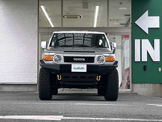 トヨタ ＦＪクルーザー 愛知県 2011(平23)年 6.1万km グレーメタリック/ホワイト 禁煙車/１オーナー/４WD/ヒッチメンバー/GANADORマフラー/RAGUNAホイール/Westinサイドステップ/社外ナビ/ワンセグ/バックカメラ/後方コーナーセンサー/クリアランスソナー/ステアリングリモコン/USB入力端子/フォグ/ドアバイザー/背面タイヤ/ETC/スペアキー/取説/保証書