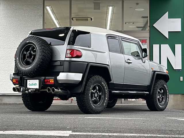 トヨタ ＦＪクルーザー 愛知県 2011(平23)年 6.1万km グレーメタリック/ホワイト 禁煙車/１オーナー/４WD/ヒッチメンバー/GANADORマフラー/RAGUNAホイール/Westinサイドステップ/社外ナビ/ワンセグ/バックカメラ/後方コーナーセンサー/クリアランスソナー/ステアリングリモコン/USB入力端子/フォグ/ドアバイザー/背面タイヤ/ETC/スペアキー/取説/保証書