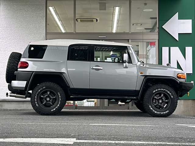 トヨタ ＦＪクルーザー 愛知県 2011(平23)年 6.1万km グレーメタリック/ホワイト 禁煙車/１オーナー/４WD/ヒッチメンバー/GANADORマフラー/RAGUNAホイール/Westinサイドステップ/社外ナビ/ワンセグ/バックカメラ/後方コーナーセンサー/クリアランスソナー/ステアリングリモコン/USB入力端子/フォグ/ドアバイザー/背面タイヤ/ETC/スペアキー/取説/保証書