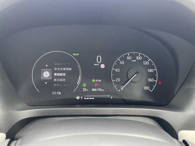 ホンダ ヴェゼル ハイブリッド e:HEV Z 群馬県 2024(令6)年 0.7万km クリスタルブラックパール 純正ディスプレイオーディオ（Gathers VX-240ZFE）/（FM/AM/Apple Car Play/ Android Auto/ iPod//Bluetooth）/Honda SENSING/・路外逸脱抑制機能/・ブラインドスポットインフォメーション/・踏み間違い衝突軽減システム/・衝突軽減ブレーキ/・標識認識機能表示/電子パーキングブレーキ/ヒルディセントコントロール/ブレーキホールド/ビルトインETC/ステアリングヒーター/フロントガラス熱線/フルオートパワーウインドウ/パドルシフト/ドアバイザー/パドルシフト/純正フロアマット/純正アルミ/取扱説明書