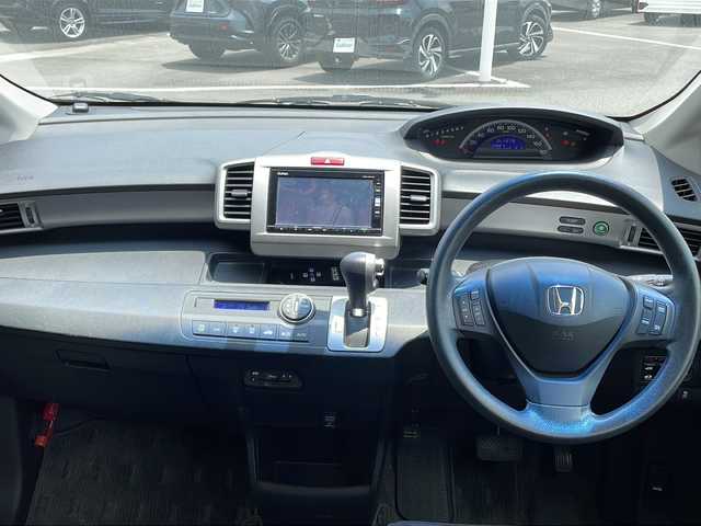 ホンダ フリード G プレミアムエディション 鹿児島県 2016(平28)年 11.3万km パール 純正SDナビ/Bluetooth/CD/SD/AM/FM/バックカメラ/パワースライドドア/ETC/クルーズコントロール/後席モニター/電動格納ミラー/純正フロアマット/純正ドアバイザー/横滑り防止装置/AC