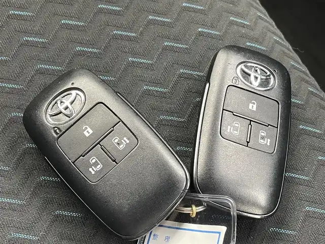 トヨタ ルーミー カスタムG 熊本県 2022(令4)年 3万km ファイアークォーツレッドM 純正ナビ/・AM/FM/CD/DVD/BT/SD/・全方位カメラ/・フルセグTV/スマートアシスト/・衝突軽減ブレーキ/・レーンキープアシスト/・先行車発進お知らせ/・標識認識機能/・ふらつき警報/レーダークルーズコントロール/ETC/LEDヘッドライト/オートライト/両側電動スライドドア/電動パーキングブレーキ/オートホールド/革巻きステアリング/ステアリングスイッチ/アイドリングストップ/純正フロアマット/電動格納ミラー/ウインカーミラー/プッシュスタート/スペアキー有